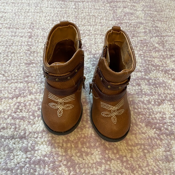 Lot of shoes. Range of different sizes. Some new and never worn. - Picture 2 of 12